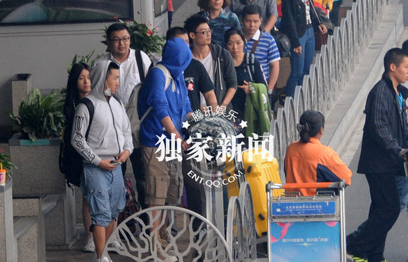 李代沫成準明星 機場現(xiàn)身打扮高調(diào)不注意都難