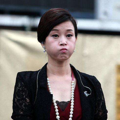 范冰冰擠眉嘟嘴李湘吻玩偶 揭女星裝嫩賣萌照