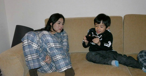 張柏芝喂愛(ài)子驚現(xiàn)傷疤 Quintus長(zhǎng)發(fā)似女孩