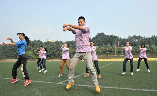 重慶南開(kāi)中學(xué)體育老師將其改編成適合中學(xué)生的課間操