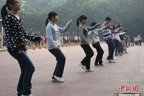 重慶南開(kāi)中學(xué)體育老師將其改編成適合中學(xué)生的課間操