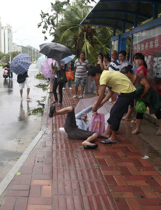 臺(tái)風(fēng)山神過境三亞大風(fēng)暴雨 市民街上下網(wǎng)捕魚