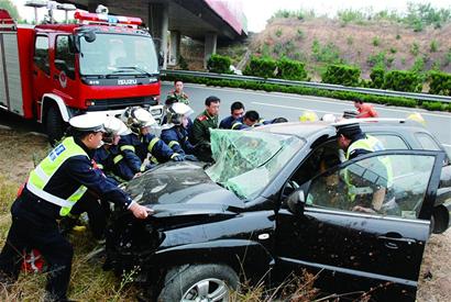 青蘭高速昨發(fā)車禍3人受傷 越野車嚴(yán)重變形 青蘭高速昨發(fā)車禍3人受傷 越野車嚴(yán)重變形