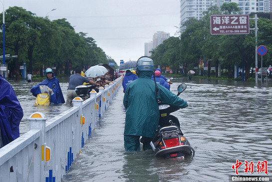 臺(tái)風(fēng)山神襲廣西交通癱瘓 車(chē)輛被淹司機(jī)車(chē)頂脫困