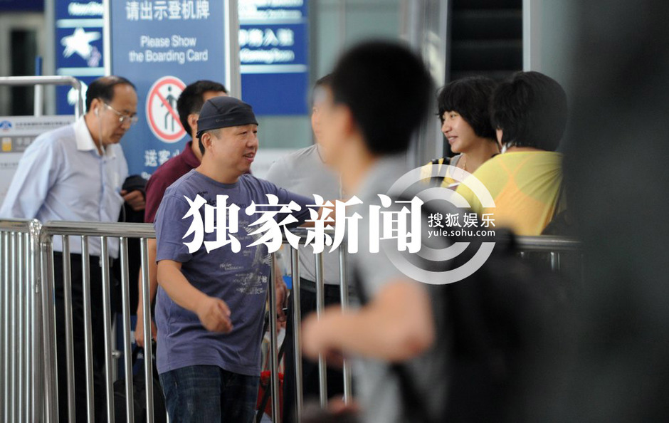 楊雪素顏帶女兒外出 當(dāng)眾與老公深情吻別秀恩愛(ài)