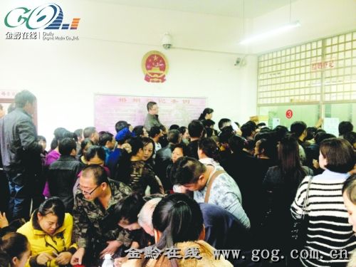 小小的婚姻登記處，擠滿了要離婚的人。