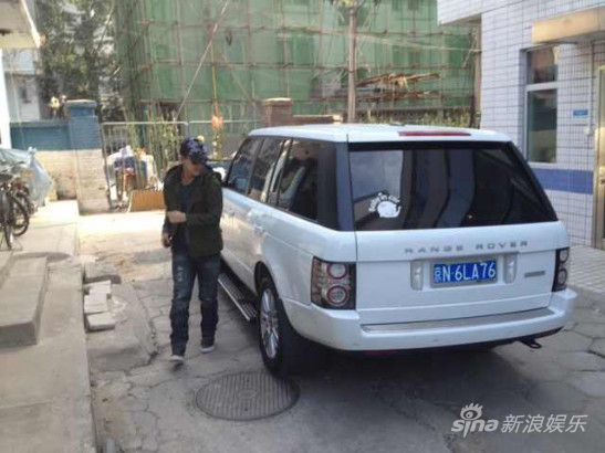 賈乃亮抱女兒做檢查姿勢標(biāo)準(zhǔn) 全程有人攝像