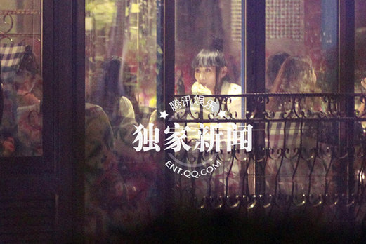 艷星白靈藍燕約會當(dāng)眾玩親親 同性戀情疑曝光