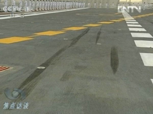 資料圖：甲板上清晰的艦載機留下的輪胎印。
