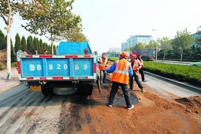 青島2油罐車(chē)追尾10噸原油泄露 路變百米黑河