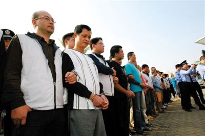 昨日，大陸警方將犯罪嫌疑人移交臺(tái)灣執(zhí)法部門(mén)。