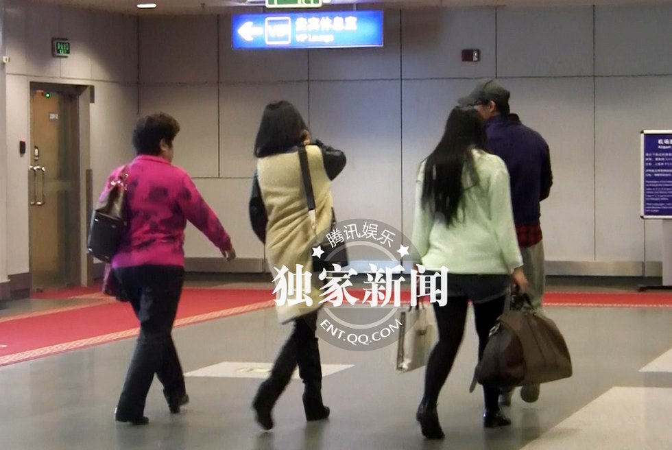 董潔撈金后匆忙攜母離京 助理送行護(hù)駕