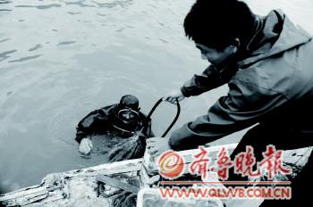 浪里白條負重50斤下海撈參 潛水服結(jié)冰