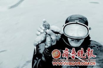 浪里白條負重50斤下海撈參 潛水服結(jié)冰