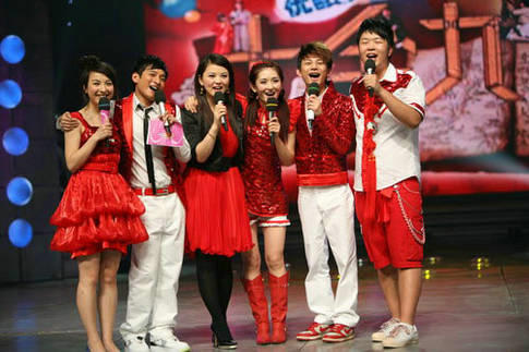 退出《快樂大本營》的湘姐又來到快樂大本營的舞臺宣傳她和老公的新片。