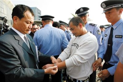 昨日，兩地警方換械移交犯罪嫌疑人儀式現(xiàn)場(chǎng)。
