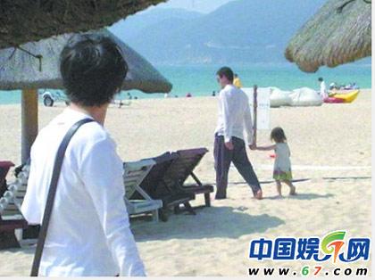 王菲女兒6歲開(kāi)畫(huà)展名聲大噪 圖揭李嫣6年成長(zhǎng)史