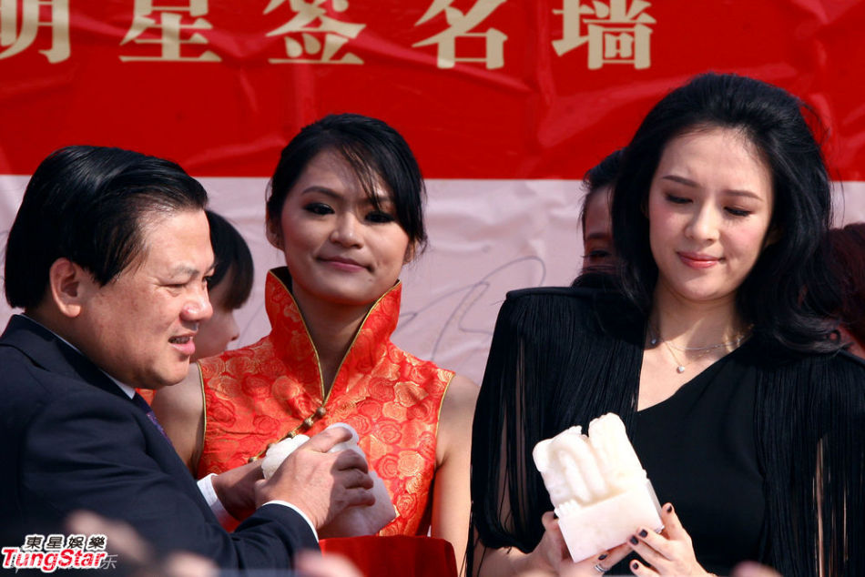 章子怡現(xiàn)身廣西參加活動(dòng)