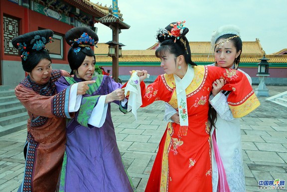 明星拍戲期間自?shī)首詷?lè)