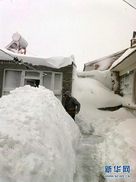 北京大雪高速積雪嚴重致?lián)矶?武警給司機送飯