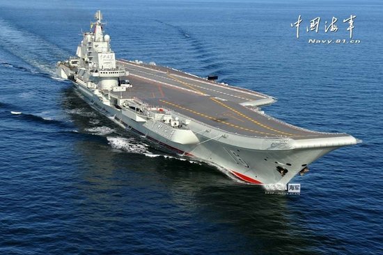 中國(guó)艦載機(jī)首次在航母遼寧艦上起降 現(xiàn)場(chǎng)震撼