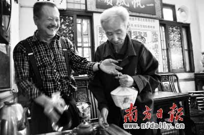 蔡松合(左)與司徒明老人。王樂 攝