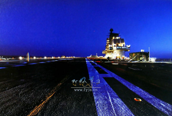 資料圖：夜間的遼寧艦。