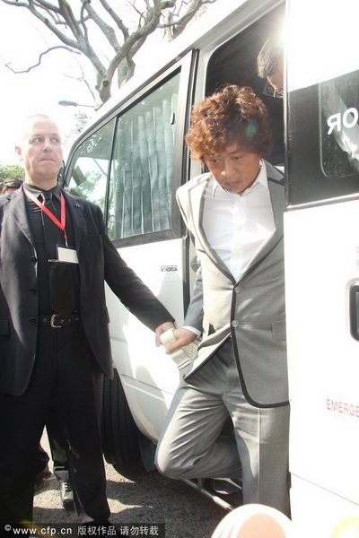 郭晶晶、霍啟剛注冊(cè)結(jié)婚 郭晶晶父母現(xiàn)身吳敏霞領(lǐng)銜伴娘團(tuán)