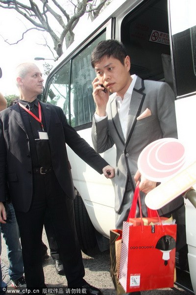 郭晶晶、霍啟剛注冊(cè)結(jié)婚 郭晶晶父母現(xiàn)身吳敏霞領(lǐng)銜伴娘團(tuán)