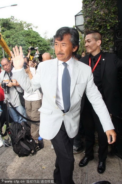 郭晶晶、霍啟剛注冊(cè)結(jié)婚 郭晶晶父母現(xiàn)身吳敏霞領(lǐng)銜伴娘團(tuán)