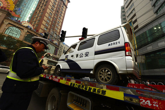 警車(chē)違法亂停致交通不暢 