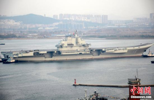 10月30日10時20分，中國航母“遼寧艦”?？吭谶|寧省大連港碼頭，完成了其正式交接入役后的首次出海。圖為當日向大連港碼頭駛?cè)氲?#8220;遼寧艦”。<a target=&apos;_blank&apos; href=&apos; align=