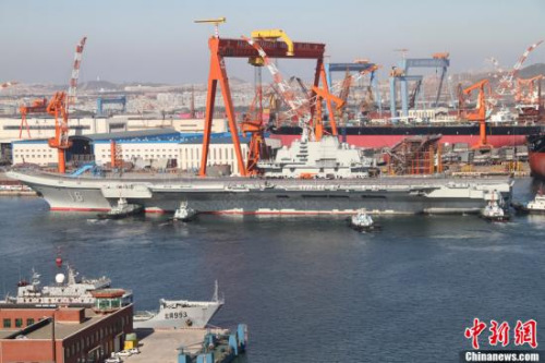 10月30日10時20分，中國航母“遼寧艦”?？吭谶|寧省大連港碼頭，完成了其正式交接入役后的首次出海。圖為當(dāng)日向大連港碼頭駛?cè)氲?#8220;遼寧艦”。<a target=&apos;_blank&apos; href=&apos; align=