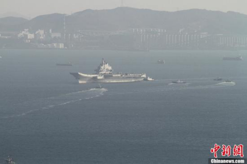 10月30日10時20分，中國航母“遼寧艦”?？吭谶|寧省大連港碼頭，完成了其正式交接入役后的首次出海。圖為當(dāng)日向大連港碼頭駛?cè)氲?#8220;遼寧艦”。<a target=&apos;_blank&apos; href=&apos; align=