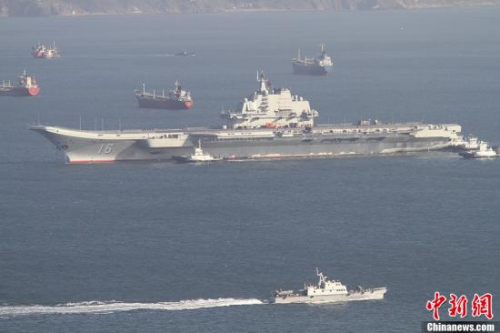 10月30日10時20分，中國航母“遼寧艦”?？吭谶|寧省大連港碼頭，完成了其正式交接入役后的首次出海。圖為當(dāng)日向大連港碼頭駛?cè)氲?#8220;遼寧艦”。<a target=&apos;_blank&apos; href=&apos; align=