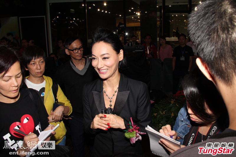 劉嘉玲露內(nèi)褲打手印贈慶 謝霆鋒否認(rèn)介入王菲婚姻