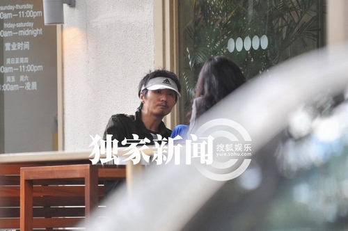樸樹(shù)復(fù)出邋遢現(xiàn)身街頭 瞞著媳婦偷會(huì)長(zhǎng)發(fā)美女
