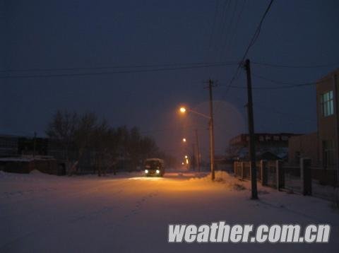 河北尚義縣出現(xiàn)降雪 累計積雪深度達8厘米(圖)