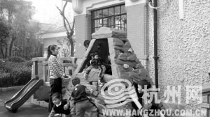 上海一所公辦幼兒園內(nèi)，老師看護著孩子們做游戲。 見習(xí)記者 劉彥朋 攝