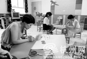 浙江一所幼兒園內(nèi)，老師們裝扮教室，迎接小朋友們到來。
