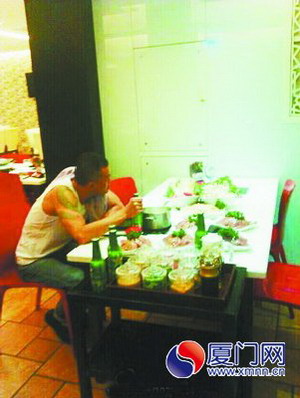 “豬肝哥”獨(dú)坐餐桌前，面前擺了5盤豬肝。