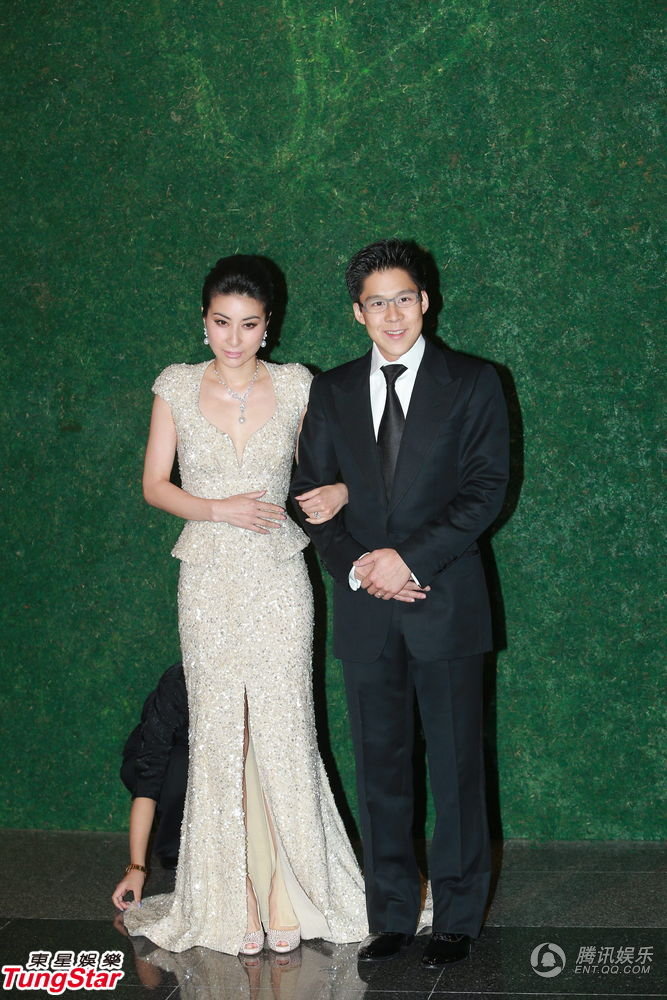 11日下午5點半，郭晶晶手挽霍啟剛出場，這是他們婚后首度在媒體前亮相。