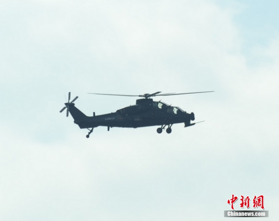 武直10現(xiàn)身珠海航展上空。陳海峰攝