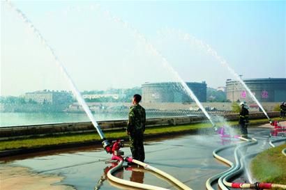 青島巨無霸消防車6公里內(nèi)可吸海水滅火 價(jià)值3千萬 青島巨無霸消防車6公里內(nèi)可吸海水滅火 價(jià)值3千萬