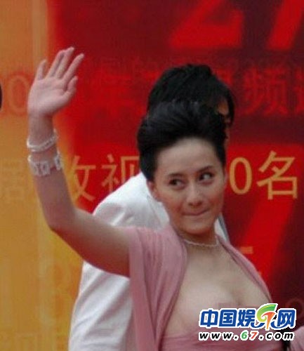 女星走紅毯選錯禮服引來尷尬 走光真是擋都擋不住啊