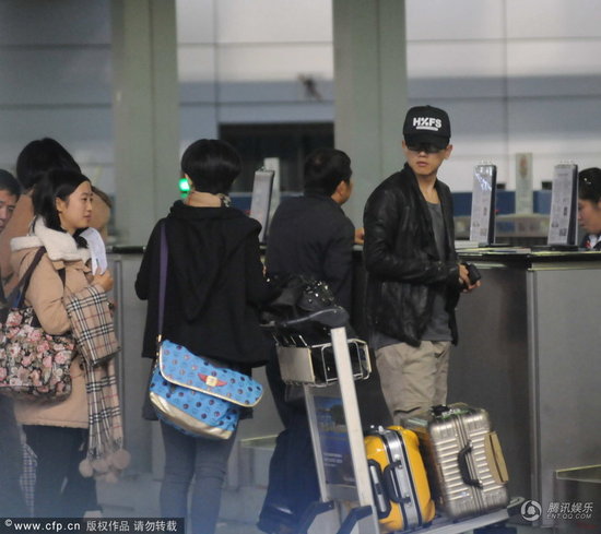 張杰機(jī)場悍馬車接送 謝娜緊隨身后素顏似小媳婦