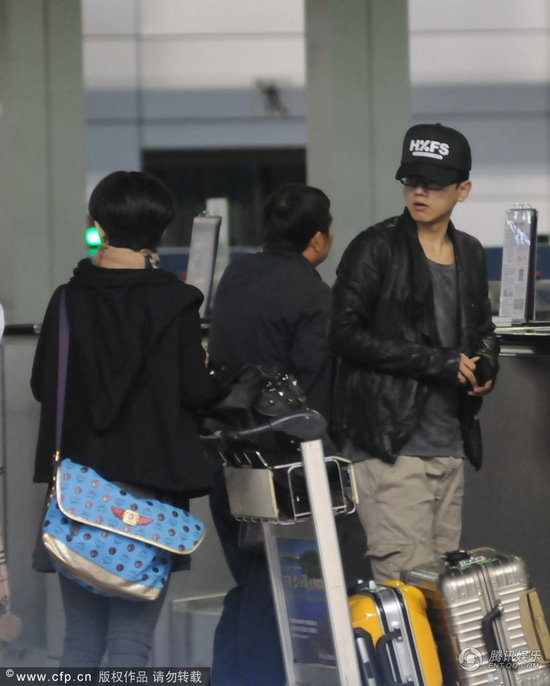 張杰機場悍馬車接送 謝娜緊隨身后素顏似小媳婦