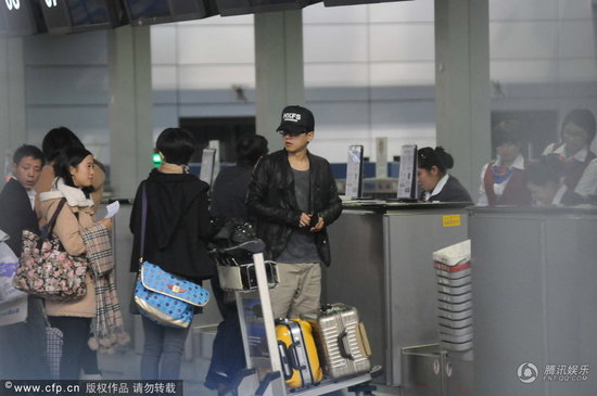 張杰機(jī)場悍馬車接送 謝娜緊隨身后素顏似小媳婦