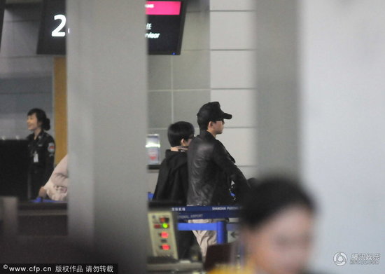 張杰機(jī)場悍馬車接送 謝娜緊隨身后素顏似小媳婦