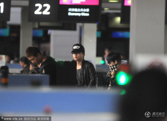 張杰機(jī)場悍馬車接送 謝娜緊隨身后素顏似小媳婦